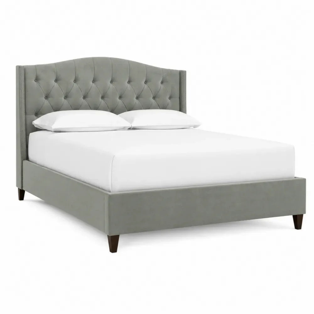 Cama de dormitorio tapizada con cabecero capitoné estructura de madera verde grisáceo dimensiones no especificadas patas de apoyo